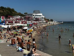 пляж Аркадия Одесса люди на море пляжи Аркадии летом