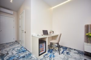 Рабочая зона и удобства в стандартном номере Hotel Jupiter Одесса